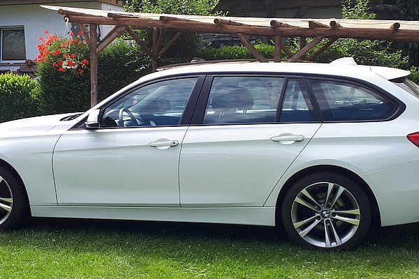 Weißer BMW 3er